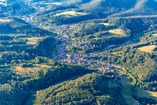 Vue aérienne de Du sud à Bundenthal dans le département Rhénanie-Palatinat, Allemagne