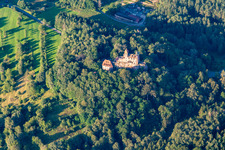 Vue aérienne de Le château de Berwartstein vu du sud à Erlenbach bei Dahn dans le département Rhénanie-Palatinat, Allemagne