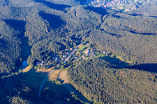Vue aérienne de De l'ouest à le quartier Lauterschwan in Erlenbach bei Dahn dans le département Rhénanie-Palatinat, Allemagne