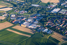 Vue aérienne de Zone commerciale Kurfürstenstr à le quartier Pleisweiler in Bad Bergzabern dans le département Rhénanie-Palatinat, Allemagne