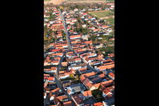 Photographie aérienne de Rue principale de l'ouest à Winden dans le département Rhénanie-Palatinat, Allemagne