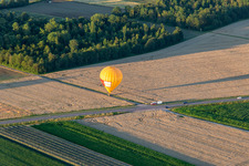 Vue aérienne de Atterrissage de deux montgolfières "Pfalzgas à Winden dans le département Rhénanie-Palatinat, Allemagne