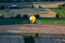 Vue aérienne de Atterrissage de deux montgolfières « Pfalzgas » à Winden dans le département Rhénanie-Palatinat, Allemagne