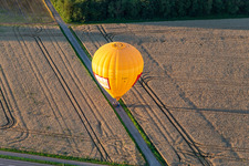 Vue aérienne de Atterrissage de deux montgolfières "Pfalzgas à Winden dans le département Rhénanie-Palatinat, Allemagne