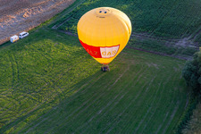 Atterrissage de deux montgolfières « Pfalzgas » à Winden dans le département Rhénanie-Palatinat, Allemagne depuis l'avion