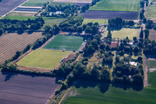 Vue aérienne de Terrains de football du TB Jahn Zeiskam 1896 ev à Zeiskam dans le département Rhénanie-Palatinat, Allemagne