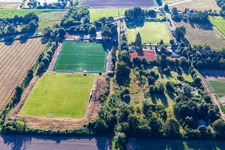 Vue aérienne de Terrains de football de TB Jahn Zeiskam 1896 ev et courts de tennis de TC '86 Zeiskam eV à Zeiskam dans le département Rhénanie-Palatinat, Allemagne