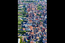 Vue aérienne de Rue principale depuis le sud à Zeiskam dans le département Rhénanie-Palatinat, Allemagne