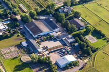 Vue aérienne de Halle de marché chic à Zeiskam dans le département Rhénanie-Palatinat, Allemagne