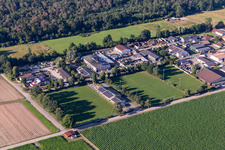 Vue aérienne de Club de football Lustadt eV à le quartier Niederlustadt in Lustadt dans le département Rhénanie-Palatinat, Allemagne