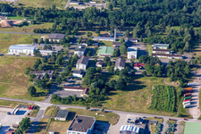 Vue oblique de DeCA CDC Germersheim. DLA Distribution Europe Germersheim est le plus grand bureau de vente de DLA Distribution sur le continent européen et une plateforme de distribution avancée pour l'armée américaine. à Lingenfeld dans le département Rhénanie-Palatinat, Allemagne