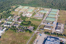 DeCA CDC Germersheim. DLA Distribution Europe Germersheim est le plus grand centre de distribution de DLA Distribution sur le continent européen et une plate-forme de distribution déployée vers l'avant pour l'armée américaine. à Lingenfeld dans le département Rhénanie-Palatinat, Allemagne vue d'en haut