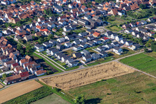 Nouvelle zone de développement à Sandblatt à Hatzenbühl dans le département Rhénanie-Palatinat, Allemagne d'en haut