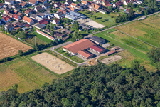 Vue aérienne de Centre équestre sur l'Altbach à le quartier Minderslachen in Kandel dans le département Rhénanie-Palatinat, Allemagne