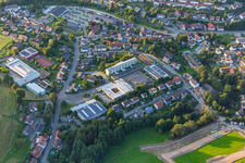 Vue aérienne de Grand gymnase et école Eugen Bachmann à le quartier Spechtbach in Wald-Michelbach dans le département Hesse, Allemagne