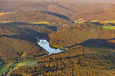 Vue aérienne de Réservoir de Marbach à le quartier Hüttenthal in Mossautal dans le département Hesse, Allemagne