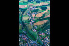 Vue aérienne de Quartier Klein-Gumpen in Reichelsheim dans le département Hesse, Allemagne