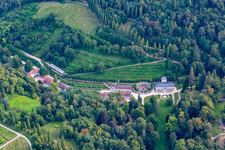 Vue aérienne de Parc national de Fürstenlager : fontaine thermale et village dans le parc paysager d'une résidence d'été princière du XVIIIe siècle :///fuerstenlager. à le quartier Auerbach in Bensheim dans le département Hesse, Allemagne