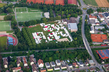 Vue aérienne de Camp d'été du festival sportif au Weiherhausstadion et à la salle de sport Günther Kuch à le quartier Auerbach in Bensheim dans le département Hesse, Allemagne
