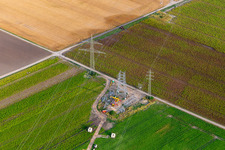 Vue aérienne de Chantier de construction d'un nouveau pylône à haute tension à Bürstadt dans le département Hesse, Allemagne