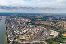 Vue aérienne de Usine chimique au bord du Rhin http à le quartier BASF in Ludwigshafen am Rhein dans le département Rhénanie-Palatinat, Allemagne