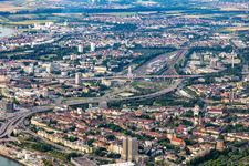 Vue aérienne de Routes surélevées B44 et B37 à le quartier Mitte in Ludwigshafen am Rhein dans le département Rhénanie-Palatinat, Allemagne