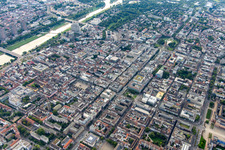 Vue aérienne de Ville carrée vue du nord-ouest entre le pont Kurpfalz sur le Neckar et le château baroque au sud-ouest à le quartier Innenstadt in Mannheim dans le département Bade-Wurtemberg, Allemagne