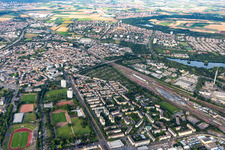 Vue aérienne de Du nord à le quartier Mundenheim in Ludwigshafen am Rhein dans le département Rhénanie-Palatinat, Allemagne