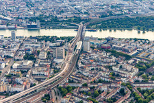Vue aérienne de Ligne routière et ferroviaire surélevée B37 allant de l'ouest au pont Konrad-Adenauer sur le Rhin en démolition/nouvelle construction à le quartier Süd in Ludwigshafen am Rhein dans le département Rhénanie-Palatinat, Allemagne