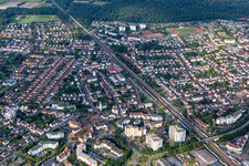 Vue aérienne de La ligne de chemin de fer divise la ville à Limburgerhof dans le département Rhénanie-Palatinat, Allemagne