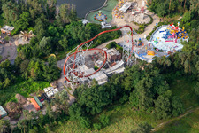 Vue oblique de Montagnes russes Sky Scream dans un parc de vacances en Allemagne à Haßloch dans le département Rhénanie-Palatinat, Allemagne