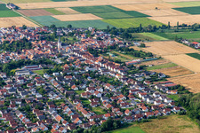 Vue aérienne de Waldstr. à le quartier Ottersheim in Ottersheim bei Landau dans le département Rhénanie-Palatinat, Allemagne