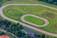 Vue aérienne de Circuit de course sur piste en sable du club de course et d'équitation Herxheim eV et circuit automobile de l'association de sport automobile de Herxheim à Herxheim bei Landau dans le département Rhénanie-Palatinat, Allemagne