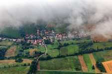 Vue aérienne de Village du nord sous des nuages bas à Hergersweiler dans le département Rhénanie-Palatinat, Allemagne