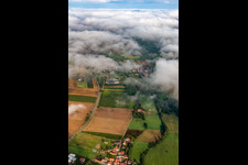 Vue aérienne de Village de l'est sous les nuages à le quartier Drusweiler in Kapellen-Drusweiler dans le département Rhénanie-Palatinat, Allemagne