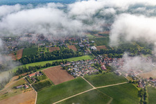 Vue aérienne de Village sur le Klingbachtal depuis le sud sous les nuages à le quartier Klingen in Heuchelheim-Klingen dans le département Rhénanie-Palatinat, Allemagne