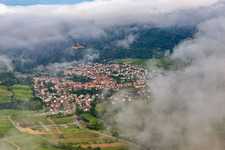 Vue aérienne de Village à la lisière de la forêt du Palatinat depuis le nord-est sous les nuages à Klingenmünster dans le département Rhénanie-Palatinat, Allemagne