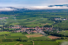 Vue aérienne de Village du sud avec nuages à Göcklingen dans le département Rhénanie-Palatinat, Allemagne