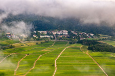 Vue aérienne de Des nuages denses au-dessus de l’hôpital palatin de psychiatrie et de neurologie à Klingenmünster dans le département Rhénanie-Palatinat, Allemagne