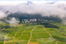 Vue aérienne de Des nuages denses au-dessus de l’hôpital palatin de psychiatrie et de neurologie à Klingenmünster dans le département Rhénanie-Palatinat, Allemagne