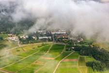 Vue oblique de Des nuages denses au-dessus de l’hôpital palatin de psychiatrie et de neurologie à Klingenmünster dans le département Rhénanie-Palatinat, Allemagne