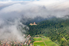 Vue aérienne de Château de Landeck le matin sous des nuages bas à Klingenmünster dans le département Rhénanie-Palatinat, Allemagne