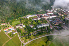 Des nuages denses au-dessus de l’hôpital palatin de psychiatrie et de neurologie à Klingenmünster dans le département Rhénanie-Palatinat, Allemagne hors des airs