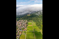 Vue oblique de Château de Landeck le matin sous des nuages bas à Klingenmünster dans le département Rhénanie-Palatinat, Allemagne
