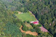 Vue aérienne de Terrain de sport désert ASV Eschbach le matin à Eschbach dans le département Rhénanie-Palatinat, Allemagne