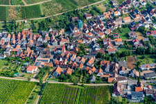 Vue aérienne de Village du sud avec la paroisse catholique échafaudée et l'église de pèlerinage de Tous les Saints à Ranschbach dans le département Rhénanie-Palatinat, Allemagne