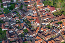 Vue aérienne de Rue Haupt à Birkweiler dans le département Rhénanie-Palatinat, Allemagne