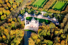 Photographie aérienne de Mosquée ou temple maure et harem dans le jardin du palais avec étang à Schwetzingen dans le département Bade-Wurtemberg, Allemagne