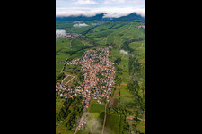 Vue aérienne de Village de l'est le matin sous les nuages à le quartier Arzheim in Landau in der Pfalz dans le département Rhénanie-Palatinat, Allemagne