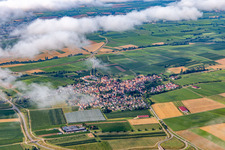Vue aérienne de Village sous les nuages du nord-est à Impflingen dans le département Rhénanie-Palatinat, Allemagne